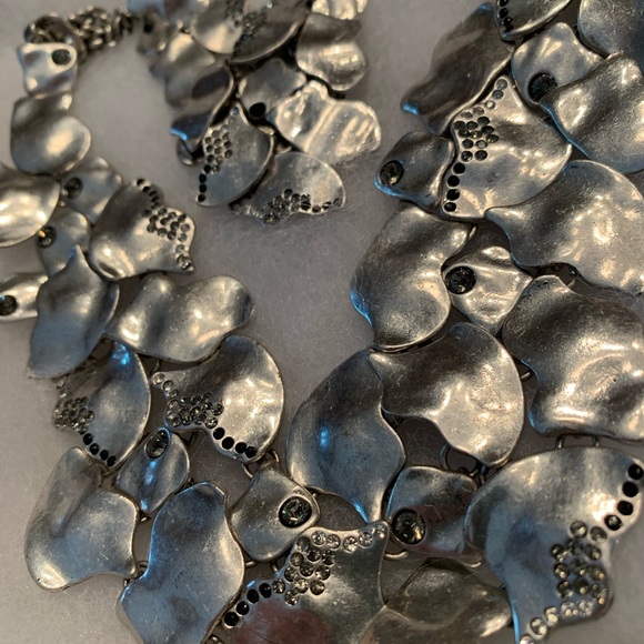 PRICE✂️Jessica Simpson Multi-Hammered Metal Bib Nk/Matching Pierced Earrings - Picture 5 of 7